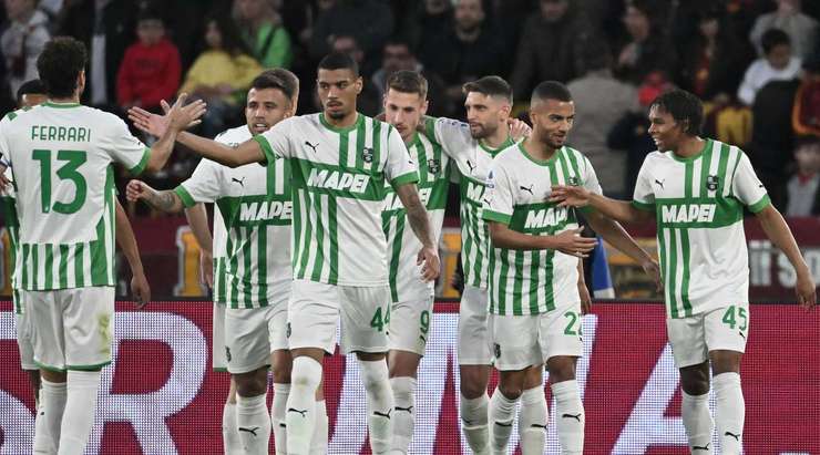 Vào! Tỉ số là 0:1. Armand Lauriente (Sassuolo) điền tên mình lên bảng điện từ bằng một cú sút gần như ngay trên vạch vôi, sau khi một đường bóng bật ra đã may mắn tìm đến đúng đôi chân của anh.