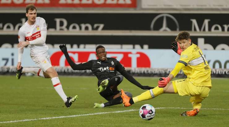 Một pha dứt điểm xuất sắc! Denis Zakaria (B. Monchengladbach) khống chế gọn gàng đường chuyền từ Lars Stindl tại rìa vòng cấm, sau đó, anh tung một cú sút chuẩn xác vào góc thấp bên phải. Tỉ số được nâng lên 1:2.