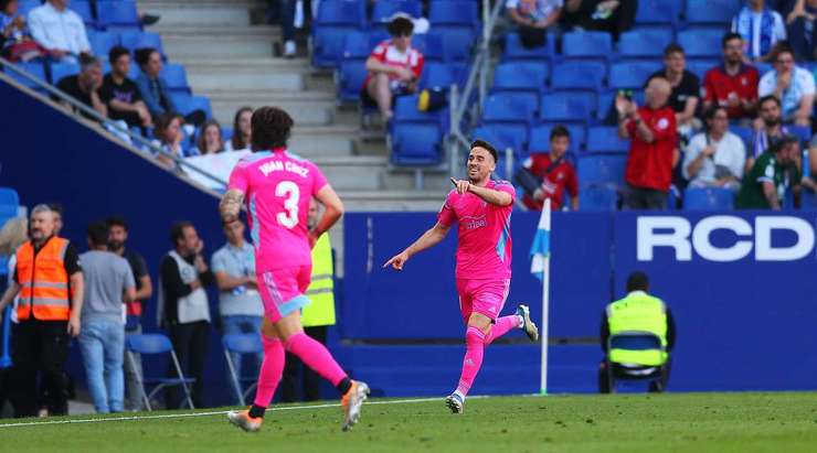 VÀO! 0:1! Ante Budimir chuyền bóng thành công cho Kike Barja (Osasuna) ngay trong vòng cấm. Cầu thủ này nhận ra thủ môn Diego Lopez đang đứng ở khá xa khung thành và bấm bóng vào lưới. Một pha lốp bóng rất tinh quái.