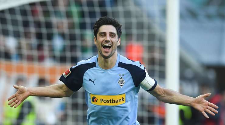 Lars Stindl (B. Monchengladbach) đón một đường chuyền chính xác vào sâu bên trong vòng cấm từ Alassane Plea, và cầu thủ này đã đánh bại thủ môn với một cú sút chìm chuẩn xác vào góc thấp bên trái. Tỉ số được nâng lên 0:2.