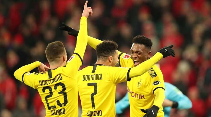 Jadon Sancho (Dortmund) khống chế bóng gọn gàng từ một đường chuyền sắc bén tại rìa vòng cấm và cứa bóng vào phía trong cột dọc bên trái, theo một phong cách đã thành thương hiệu của anh.