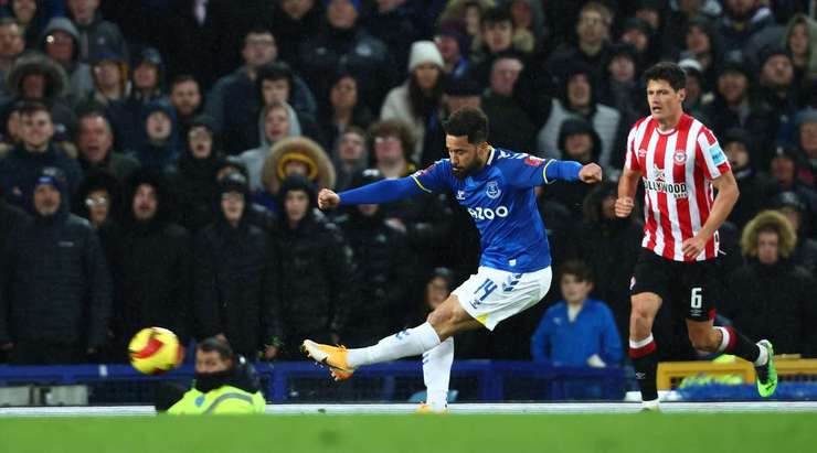 Vào - 4:1! Alex Iwobi kiến tạo cho Andros Townsend (Everton) trong vòng cấm và anh ấy đưa bóng vào góc phải phía dưới và qua David Raya.
