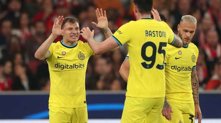 Đó là một bàn thắng! Tỉ số được nâng lên 0:1. Nicolo Barella (Inter) nhảy lên cao nhất để đón quả tạt hoàn hảo từ Alessandro Bastoni và tung một cú đánh đầu từ cự li gần vào góc trái phía dưới. Thủ môn Odysseas Vlachodimos đã hoàn toàn bó tay.