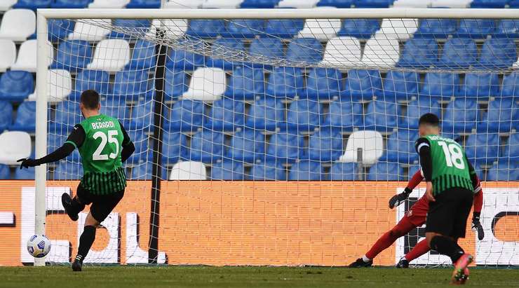 Vào! Domenico Berardi (Sassuolo) giành chiến thắng trên chấm phạt đền bằng một cú sút không thể cản phá, vượt qua tầm với của thủ môn Bartlomiej Dragowski vào góc thấp bên trái.