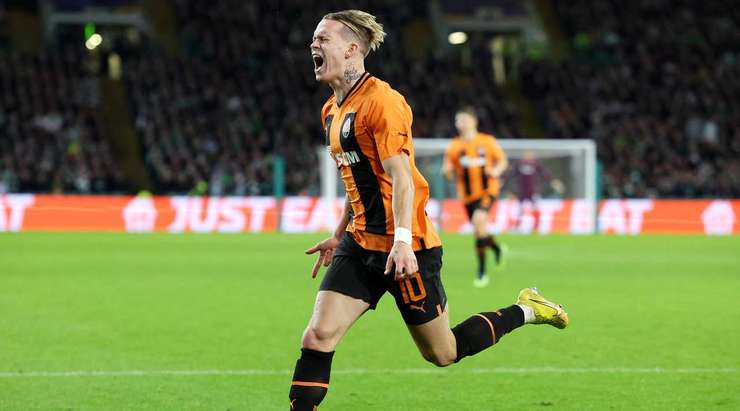 VÀO! Mykhailo Mudryk (Shakhtar) nhận bóng sau một tình huống phản công chớp nhoáng. Dù vẫn còn nhiều hậu vệ đối phương trước mặt, anh đảo bóng như rang lạc và ghi một bàn thắng đẹp mắt từ cự ly tầm trung, nâng tỉ số lên 1:1.