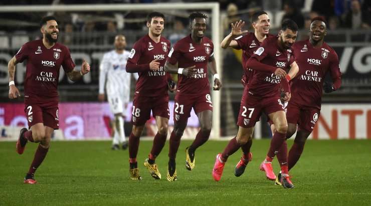 Vào - 0:1! Farid Boulaya (Metz) tung một cú sút từ rìa vòng cấm và ghi bàn vào góc phải phía trên. Vincent Pajot kiến tạo thành bàn.