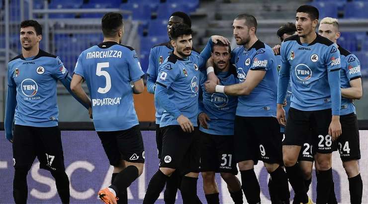 Daniele Verde (Spezia) ghi bàn! Daniele Verde (Spezia) được kiến tạo bởi Diego Farias và anh ấy đã cho thấy sự bình tĩnh tuyệt vời trong vòng cấm để sút vào góc phải phía dưới. 3:3.