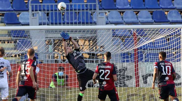 Khouma Babacar (Lecce) lấy được một đường bóng bật ra trong vòng cấm đối phương và tung một cú sút căng vào giữa khung thành. Không may cho anh ấy là thủ môn Alessio Cragno đã phản xạ cực nhanh và đổ người cản phá thành công. Một cơ hội rất tốt và tình huống cứu thua cũng rất ấn tượng!