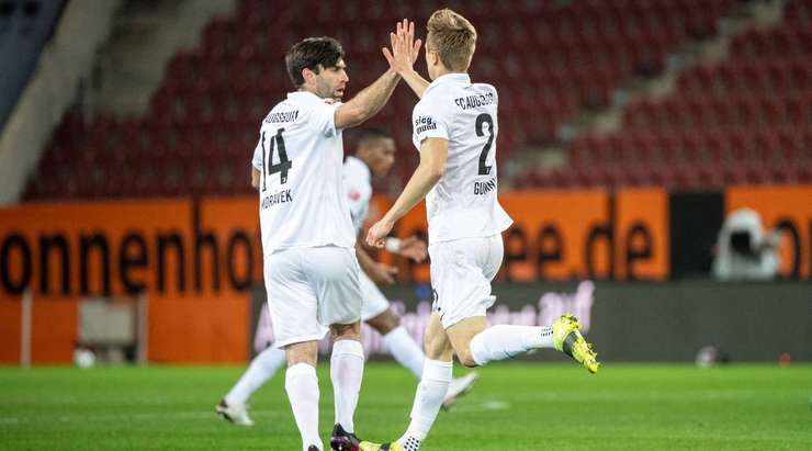 Vào! Bóng bật ra đến Robert Gumny (Augsburg) và anh ấy tung cú sút từ cự li gần. Tỉ số là 1:3.