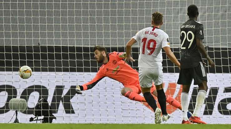 Jesus Navas thực hiện một quả tạt rất tốt cho Luuk de Jong (Sevilla), người đã tìm thấy khoảng trống trong vòng cấm để đưa bóng vào lưới.