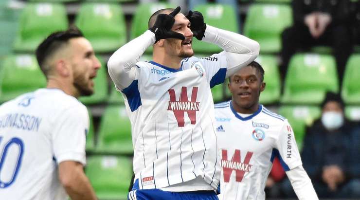 Vào! Jean-Ricner Bellegarde treo bóng vào sâu trong vòng cấm kiến tạo cho Ludovic Ajorque (Strasbourg) ở một vị trí trống trải, và cú đánh đầu cận thành của cầu thủ này đã đưa bóng vượt qua tầm với của thủ môn trước khi làm tung nóc lưới. Tỉ số là 0:1.
