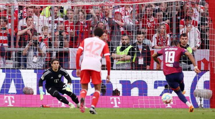 VÀO! Christopher Nkunku (RB Leipzig) đã mạo hiểm thật sự khi sút phạt đền vào ngay giữa khung thành, tuy nhiên động tác của anh đã đánh lừa được thủ môn Yann Sommer.