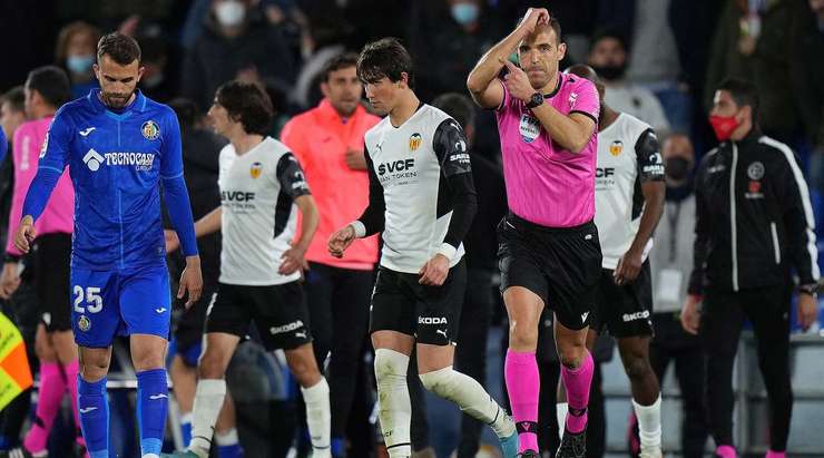 Màn ăn mừng của các cầu thủ Getafe bị dội một gáo nước lạnh vì trọng tài đã ra hiệu KHÔNG CÔNG NHẬN BÀN THẮNG. Hệ thống băng ghi hình VAR chỉ ra rằng đã có lỗi để bóng chạm tay trước đó!