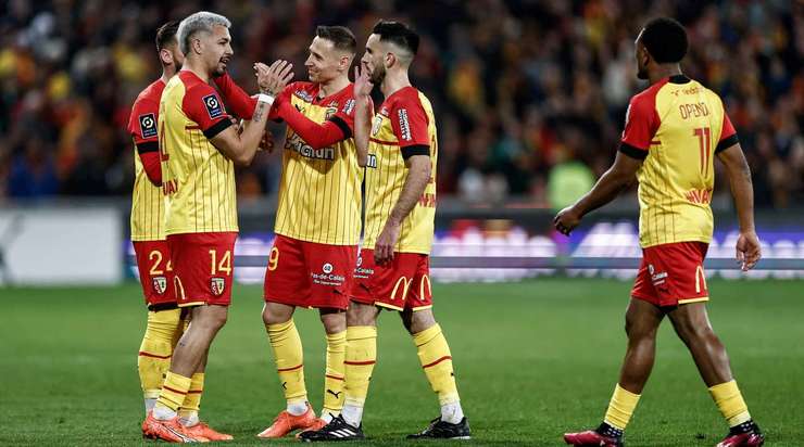 Vào! Facundo Medina (Lens) thể hiện nền tảng kỹ thuật tuyệt vời của mình với một cú sút một chạm từ ngay bên ngoài vòng cấm, bóng đi vào góc thấp bên trái khung thành. Tỉ số là 2:0.