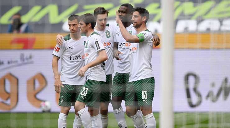 Đã có bàn thắng! Lars Stindl (B. Monchengladbach) trình diễn kĩ thuật tuyệt vời của mình với một cú vô-lê trong vòng cấm vào góc phải khung thành. Công kiến tạo thuộc về Christoph Kramer và tỉ số là 1:0.