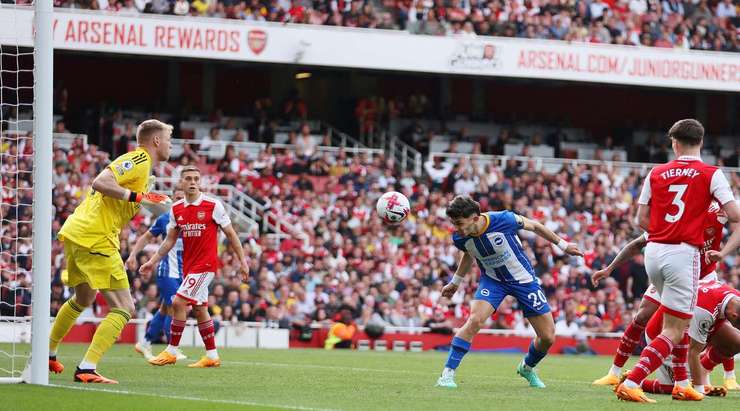 Julio Enciso (Brighton) đón được quả tạt chuẩn xác của đồng đội và anh đánh đầu hiểm hóc vào phía trong cột dọc bên phải. Thủ môn đã không có chút cơ hội cản phá nào.