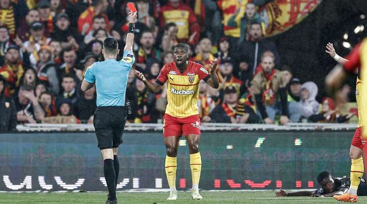 Kevin Danso (Lens) nhận thẻ đỏ trực tiếp! Có vẻ như trọng tài đã quá nghiêm khắc vì chúng tôi nghĩ với những pha chuồi bóng như vừa rồi thì chỉ thẻ vàng thôi là vừa đủ.