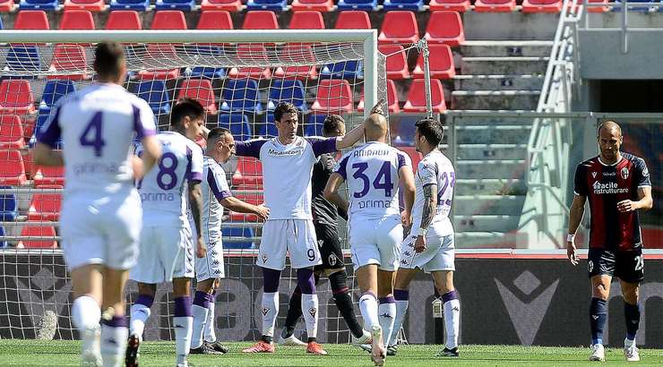 VÀO! Đó là một cú sút phạt đền tuyệt vời của Dusan Vlahovic (Fiorentina) về phía góc thấp bên phải khung thành, không có một chút cơ hội nào cho thủ môn Lukasz Skorupski để cản phá!