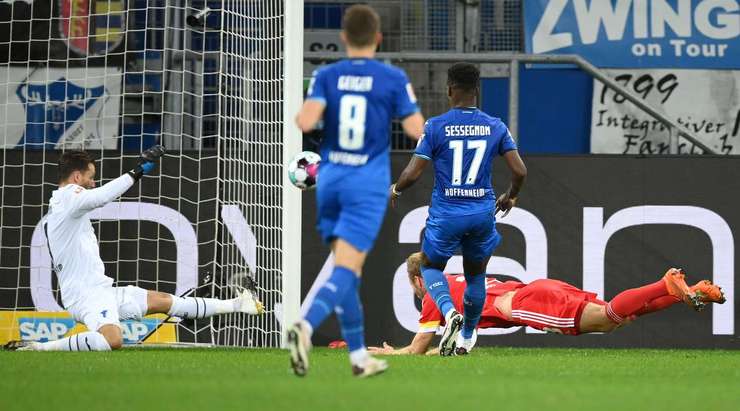 Một quả tạt xuất sắc vào vòng cấm tìm đến Sebastian Griesbeck (Union Berlin), anh đánh đầu đưa bóng đi hiểm hóc vào góc thấp bên phải khung thành, nhưng thủ môn đã thể hiện sự nhanh nhẹn của mình với một pha cản phá xuất thần.