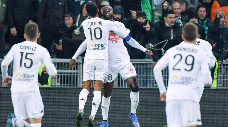 Đường treo bóng từ quả đá phạt tìm đến đầu của Ismael Traore (Angers), và anh đã bật cao đánh đầu hiểm hóc vào góc thấp bên phải khung thành.