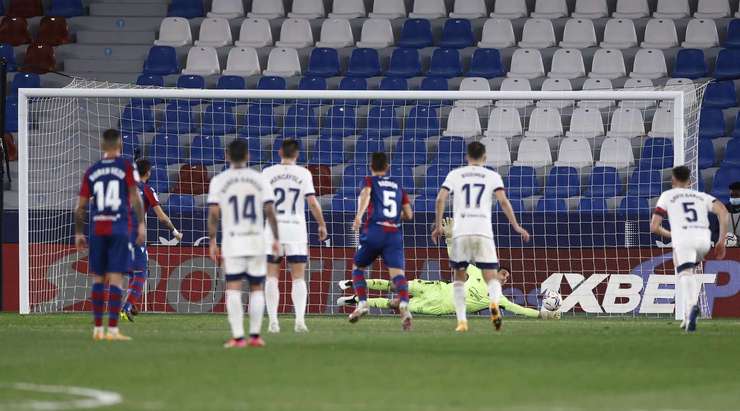 Sergio Herrera đã đoán hướng của quả phạt đền được thực hiện bởi Jose Morales (Levante). Cầu thủ này sút bóng vào góc phải phía dưới, nhưng thủ môn đã đổ người kịp thời để cản phá.