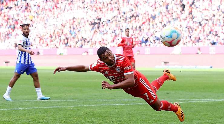 Bóng đã nằm gọn trong lưới! Joshua Kimmich thực hiện một quả tạt xuất sắc vào vòng cấm. Serge Gnabry (Bayern Munich) đón bóng ở gần chấm phạt đền và tung một cú đánh đầu uy lực, đưa bóng đi chìm vào sát mé trong cột dọc bên phải, đánh bại thủ môn Oliver Christensen. Một bàn thắng thể hiện sự nhạy bén cũng như khả năng dứt điểm xuất sắc. Tỉ số là 1:0.