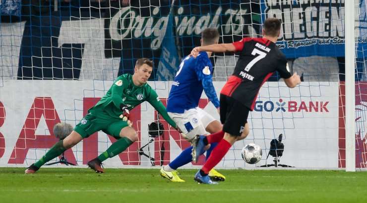 Vào - 0:2! Pascal Kopke kiến tạo cho Krzysztof Piatek (Hertha Berlin) trong vòng cấm và anh ấy đưa bóng vào góc phải phía dưới và qua Alexander Nubel.