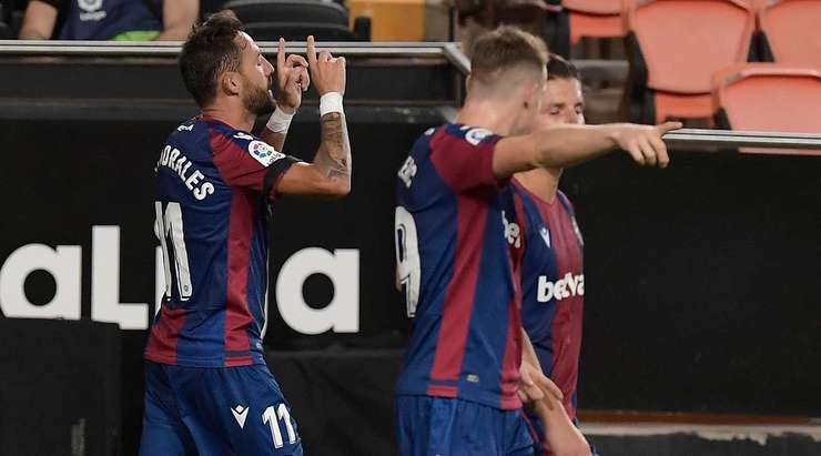 Jose Morales (Levante) nhận bóng trong vòng cấm, anh xoay trở rất nhanh nhẹn và dễ dàng găm bóng vào góc cao bên phải khung thành.