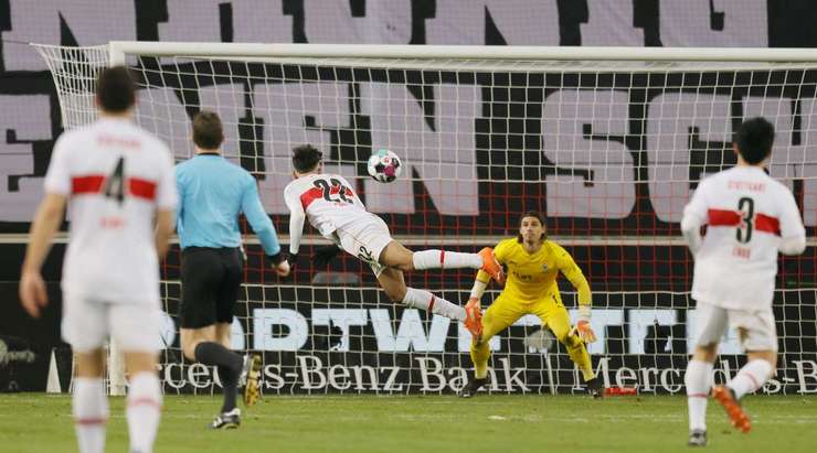 Đã có bàn thắng! Nicolas Gonzalez (VfB Stuttgart) dũng cảm tung người đánh đầu cận thành sau đường căng ngang của Borna Sosa và anh không để cho thủ môn Yann Sommer bất kỳ cơ hội cản phá nào. Bóng bay như một viên đạn vào góc thấp bên phải khung thành. Tỉ số là 1:1.