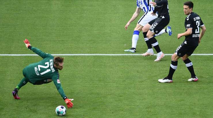 Vào! Krzysztof Piatek (Hertha Berlin) đã có mặt đúng lúc đúng chỗ để lấy bóng bật ra trong vòng cấm, và anh ấy sút bóng đi chìm vào phía trong cột dọc bên trái. Tỉ số là 1:0.