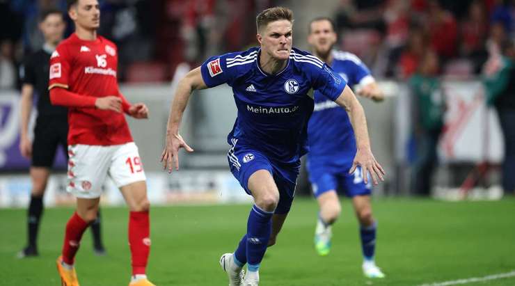 Vào! Marius Bulter (Schalke) thực hiện thành công quả penalty với một cú sút chìm vào ngay giữa khung thành, đánh bại thủ môn Robin Zentner.