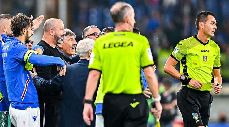 Trọng tài Marco Di Bello cho tạm dừng trận đấu để bước ra đường biên nhắc nhở Dejan Stankovic, trước khi rút cho HLV này một chiếc thẻ vàng.