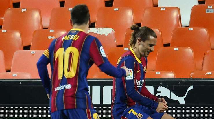 Vào! Antoine Griezmann (Barcelona) sút bóng bật ra vào phía trong cột dọc bên trái sau khi bóng đến chỗ anh ấy trong vòng cấm. Tỉ số là 1:2.