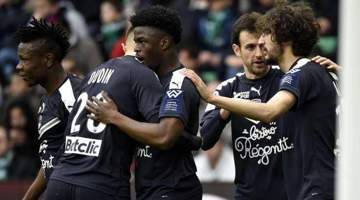 Vào! Josh Maja (Bordeaux) chớp cơ hội sau một tình huống bóng bật ra trong vòng cấm và đánh bại thủ môn với một cú sút vào góc thấp bên trái. Tỉ số đã được nâng lên: 1:1.