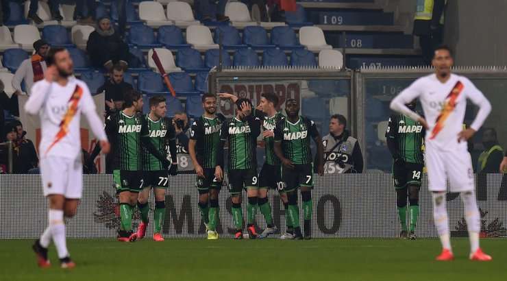 Vào! Jeremy Toljan tung một đường chuyền tốt vào vòng cấm và bóng tìm đến Francesco Caputo (Sassuolo). Cầu thủ này không bỏ lỡ vận may của mình và dễ dàng sút bóng từ cự ly gần vào lưới. 2:0.
