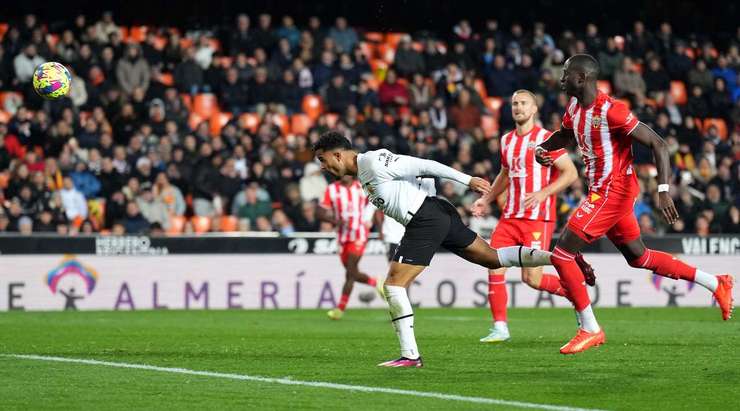 Vào rồi! Justin Kluivert (Valencia) bức tốc vào vòng cấm và chọn đúng điểm rơi sau đường căng ngang của Andre Almeida trước khi dứt điểm cận thành đẹp mắt làm tung nóc lưới khung thành đối phương. Tỉ số là 1:0.