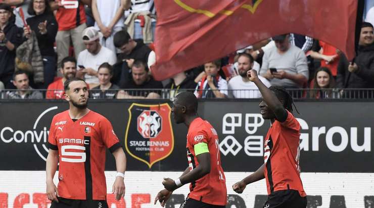 Vào! Jeremy Doku (Rennes) tung một cú sút một chạm trong vòng cấm và đánh bại thủ môn đối phương. Bóng đi vào phía trong cột dọc bên trái. 3:2.