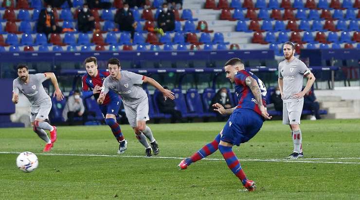 Vào! Marti Roger (Levante) bình tĩnh sút bóng rất mạnh vào góc thấp bên phải.