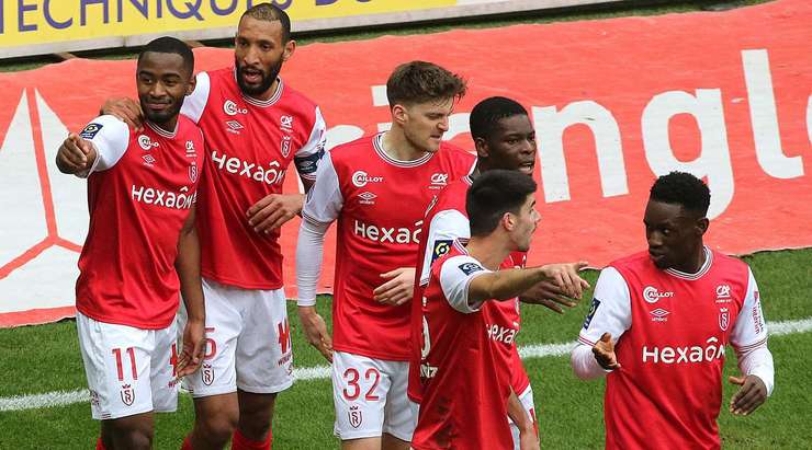 Vào! Từ ngoài vòng cấm địa, Myziane Maolida (Reims) kiểm soát gọn gàng một đường chuyền chính xác từ Marshall Munetsi. Anh quan sát nhanh và tung một cú sút không thể cản phá đi thẳng vào góc thấp bên phải khung thành. Tỉ số là 2:0.
