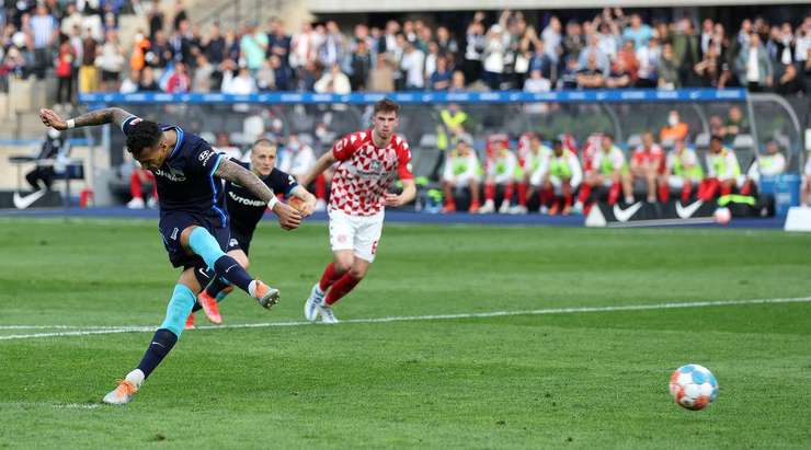 Vào! Davie Selke (Hertha Berlin) giành chiến thắng trên chấm phạt đền bằng một cú sút không thể cản phá, vượt qua tầm với của thủ môn Finn Dahmen vào góc thấp bên trái.