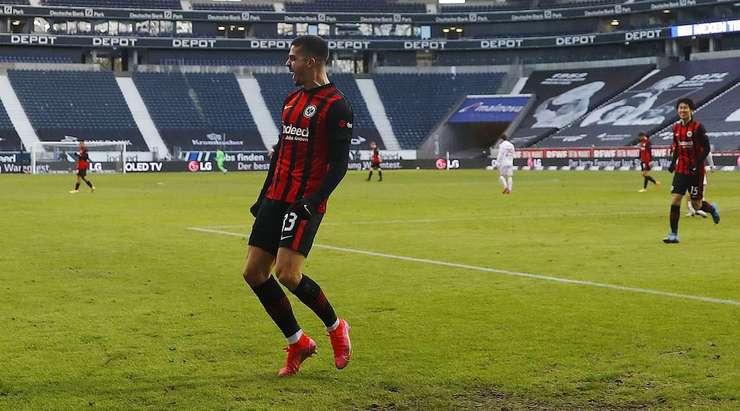 VÀO! Andre Silva (Eintracht Frankfurt) nhận một đường chuyền và từ trong vòng cấm anh ấy lốp bóng qua Timo Horn, người đã ra khỏi vạch vôi. Một pha dứt điểm tuyệt vời! 1:0.