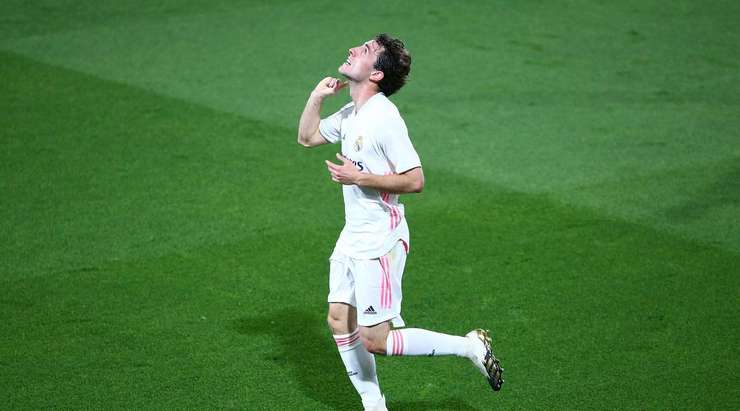Karim Benzema thực hiện một quả tạt bổng đẹp mắt vào vòng cấm, nơi Alvaro Odriozola (Real Madrid) bật cao đánh đầu vào góc phải khung thành, đánh bại thủ môn. Tỉ số được nâng lên 0:2.