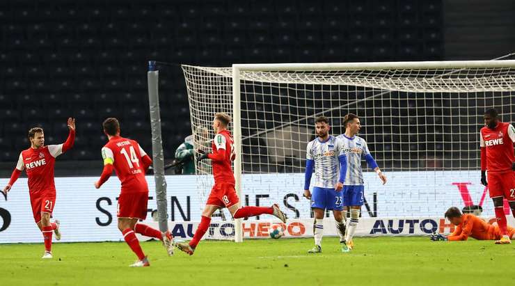 Vào! Ondrej Duda (Köln) đón bóng bật ra và từ rìa vòng cấm, anh ấy tung một cú sút chìm đi vào chính giữa mành lưới. Alexander Schwolow không thể ngăn bóng vào lưới. Tỉ số là 0:2.