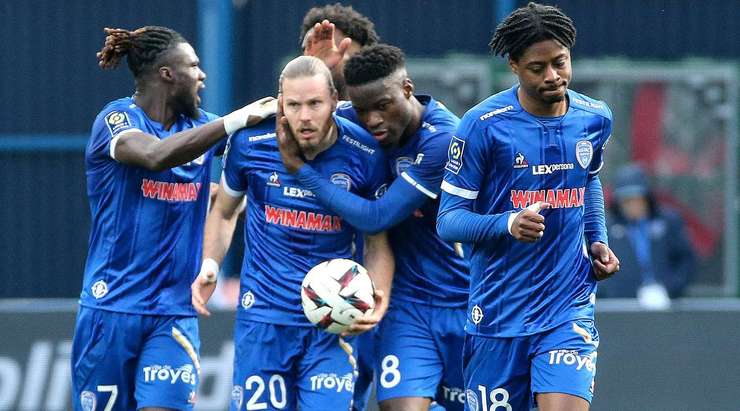 Renaud Ripart (Troyes) ghi bàn! Anh ấy đón một đường chuyền của đồng đội và tung một cú sút hoàn hảo từ rìa vòng cấm, đi vào góc thấp bên phải khung thành, vượt quá tầm với của thủ môn.