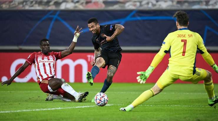 Thủ môn Jose Sa đã phải rất vất vả để đối phó với cú sút từ Gabriel Jesus (Manchester City). Cầu thủ này có khoảng trống sau khi nhận được một đường chuyền và sút về phía góc thấp bên trái, nhưng đã không chiến thắng được thủ môn.