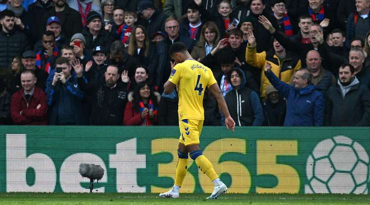 Mason Holgate (Everton) có một pha phạm lỗi tồi và nhận chiếc thẻ vàng thứ hai và điều đó có nghĩa là anh ấy bị đuổi.