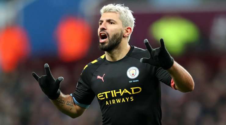 Vào - 0:5! Sergio Aguero (Manchester City) nhận một đường chuyền chuẩn xác trong vòng cấm từ David Silva và anh đánh bại thủ môn với một pha dứt điểm sắc sảo vào góc thấp bên phải khung thành.