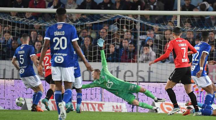 Vào - 1:1! Martin Terrier (Rennes) tung một cú sút từ rìa vòng cấm và ghi bàn vào góc trái phía dưới. Hamari Traore kiến tạo thành bàn.