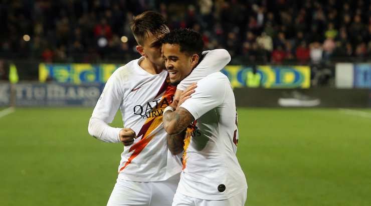 Một đường chuyền xé toang hàng phòng ngự đưa bóng đến chân Justin Kluivert (AS Roma) trong vòng cấm và cầu thủ này đã không bỏ lỡ cơ hội! Anh sút bóng chuẩn xác vào góc thấp bên trái khung thành.