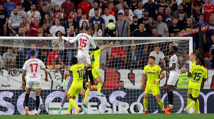 Bóng đã nằm gọn trong lưới! Youssef En Nesyri (Sevilla) ghi tên mình lên bảng tỉ số sau khi chuyển hóa thành công cơ hội từ quả phạt góc. Cầu thủ này có khoảng trống trong vòng cấm và bật cao đánh đầu một cách hoàn hảo vào sát mé trong cột dọc bên phải. Tỉ số là: 2:1!